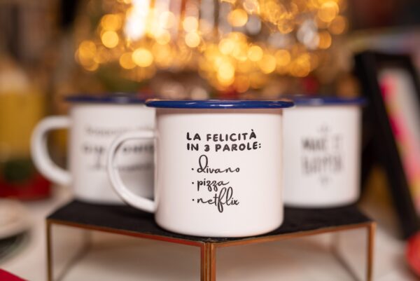 GULP- Tazza La felicità in 3 parole: divano, pizza e netflix. - immagine 3