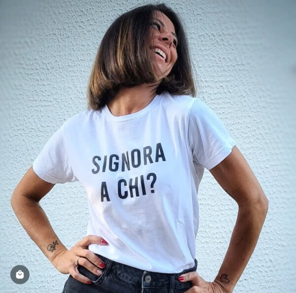 OH SHIT! - T- shirt SIGNORA A CHI? - immagine 3