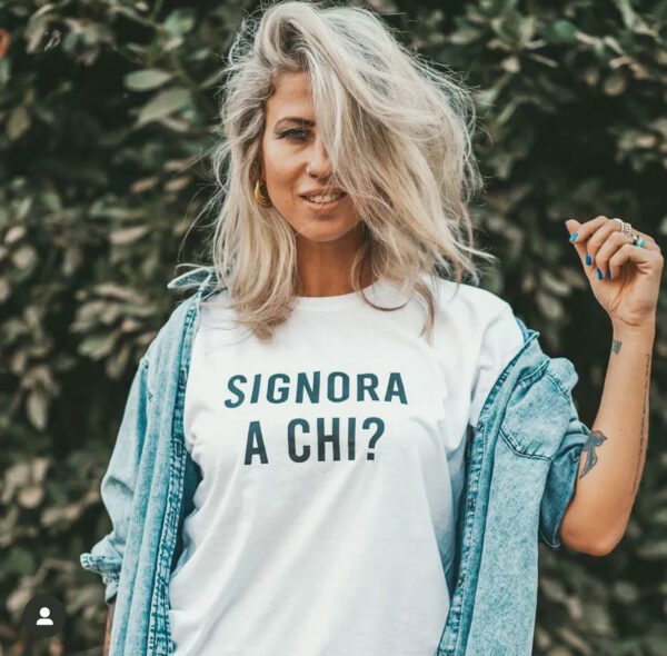 OH SHIT! - T- shirt SIGNORA A CHI? - immagine 2